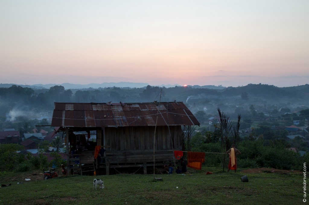 Moines prenant leur douche au coucher du soleil en haut du village - Vieng Phukha | Laos