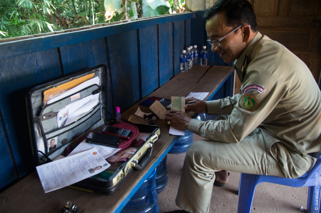 Douanier Cambodgien faisant notre VISA | Le Thanh, Cambodge