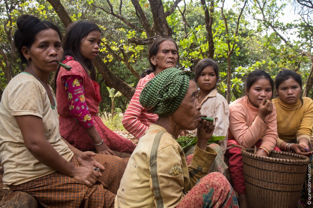 Conversation et échange de tabac avec une famille locale | Banlung, Cambodge