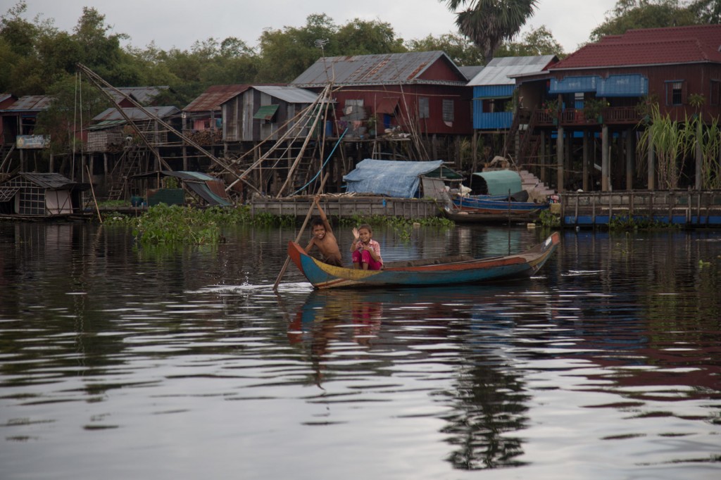 Enfants dans une barque nous faisant coucou | Tonlé Sap, Cambodge
