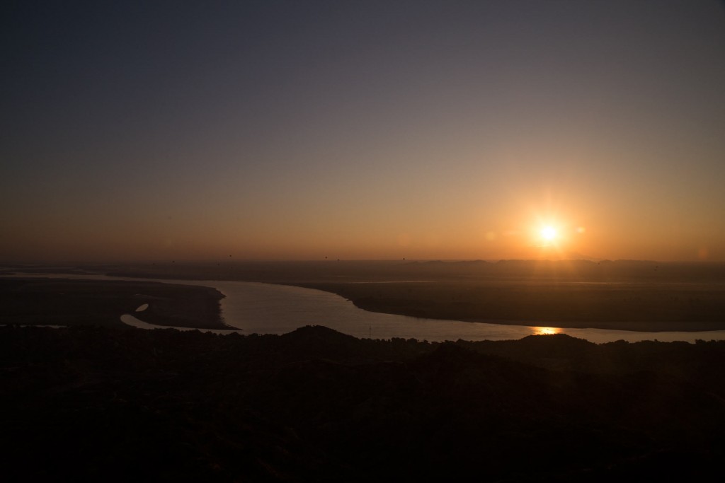 Le soleil se lève sur Bagan | Ile en face de Bagan, Myanmar